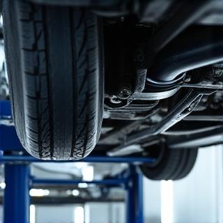 車の下回り保護材を塗布する様子